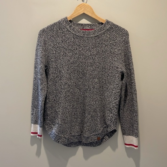 ROOTS - NWOT Cabin Sweater (50% off when Bundled) - Picture 4 of 12